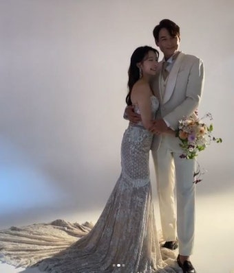 ‘이지훈’ 아야네, 155cm 아담녀의 웨딩 촬영…“예쁜 얼굴 아냐” [스타샷]