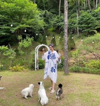 ‘쌍둥이 예비맘’ 성유리, 반려견 3마리와 힐링…여전한 미모 ‘눈길’ [스타샷]