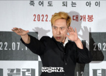 [SW포토] 액션 배우의 포즈를 보여주는 브루스 칸