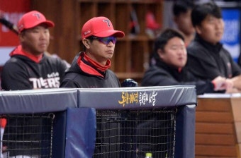 [SW포토]경기 지켜보는 KIA 김종국 감독