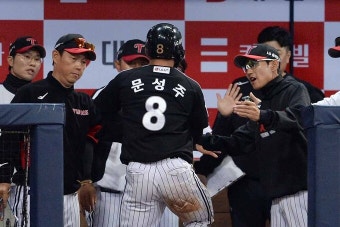 [SW포토]염경엽 감독 축하받는 문성주