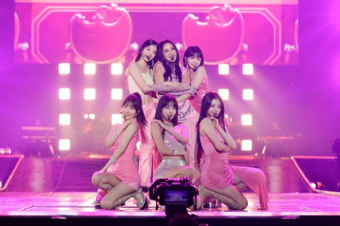 ‘위버스콘’ 엄정화, 르세라핌과 환상의 ‘엔딩 크레딧’