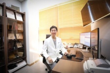 자꾸만 시큰시큰, 통증에 약한 손목… 혹시 나도 손목터널증후군?