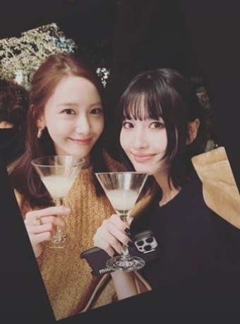 윤아x모모, 파리에서 만난 K팝 여신들…감탄을 부르는 얼굴합
