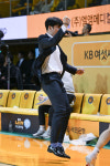 우승 확률 71.9% 잡았다...위성우 감독, “나윤정의 3점슛이 승리 원동력”