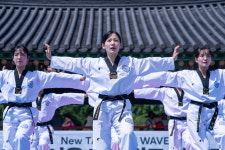 국기원 태권도 시범단, 남산골 한옥마을서 뜨거운 시범공연