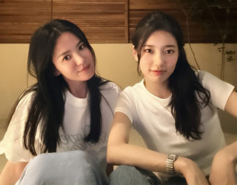송혜교X수지, 이정도로 친해졌네…행사 끝나고 ‘시밀러룩 집 데이트’ [스타샷]