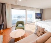 땅끝마을 첫 4성급 호텔…120개의 바다를 품다