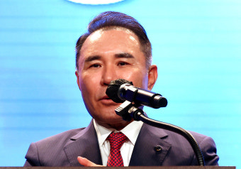 ‘치킨연금’ 윤홍근 빙상연맹 회장 재선 도전… 이수경 삼보모터스 사장과 격돌