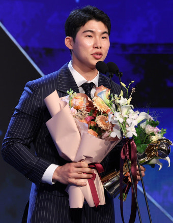 로스앤젤레스 다저스 신인 김혜성, 팀 동료 토미 에드먼과의 화제의 만남
