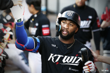 [수원 토크박스] “나도 심란하고, 선수도 심란하고…” KT 로하스, 잠시 숨 고른다