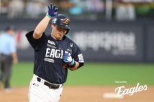 하늘까지 돕는 한화, ’노시환 18호포’ 앞세워 KT에 6-5 강우콜드승… 8연승 질주