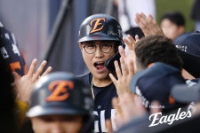 하늘까지 돕는 한화, ’노시환 18호포’ 앞세워 KT에 6-5 강우콜드승… 8연승 질주