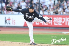 15일 쉰 ‘괴물’ 류현진의 깨끗한 5이닝 삭제… 독수리들의 9연승 날갯짓 불러냈다