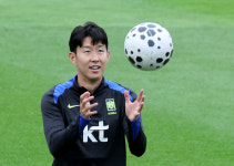 ‘레전드가 레전드에게’ 손흥민 A매치 137경기 축하, 차범근 기념 유니폼 전달···빈 관중석은 옥에티
