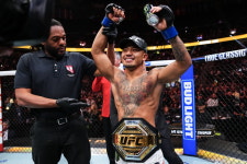 판토자 넘은 조슈아 반, 아시아 출신 최초 UFC 남성 챔피언 올랐다