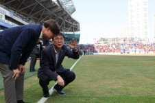 최휘영 장관, K리그1 개막전 축하…프로축구 지속 성장 논의