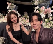 강균성유하진, 결혼 앞두고 첫 투샷…패션쇼 나들이 포착 [스타샷]