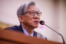 [속보] ‘소장품 셀프 출품 논란’ 유홍준 국립중앙박물관장 사의 표명…“전적으로 제 책임”