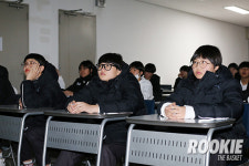 [포토] 테이핑 사용법 집중해서 들어요