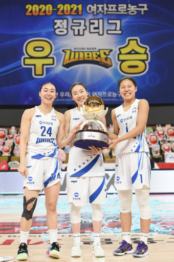 [포토] 김소니아, 박혜진, 박지현 '우승에 입꼬리가 안내려가'