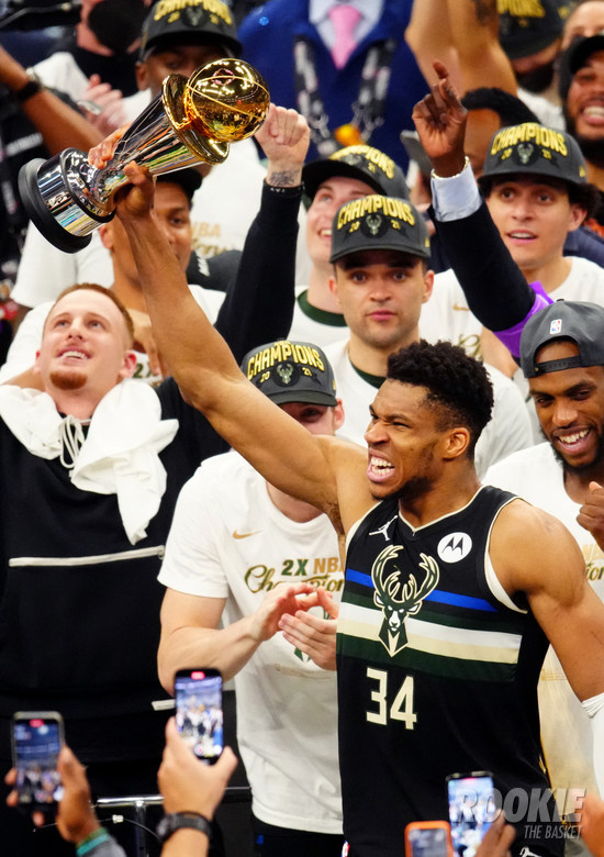 야니스 아데토쿤보, 밀워키 벅스의 MVP로 팀의 NBA 컵 우승 확정!