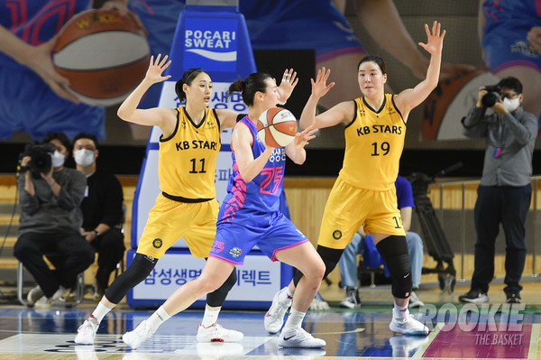 KB, 박지수 없이도 강한 팀워크로 하나은행 제압하며 승리