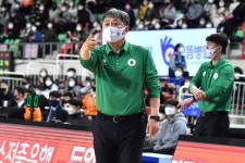 이상범 감독 수비가 무너졌다