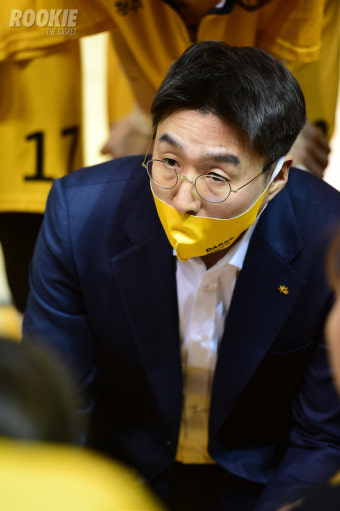 '선두 독주' KB 김완수 감독, 