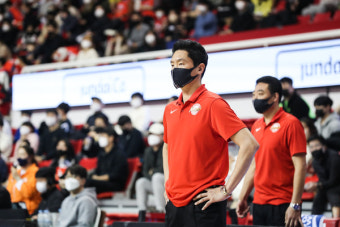 '3연승' 전희철 감독 