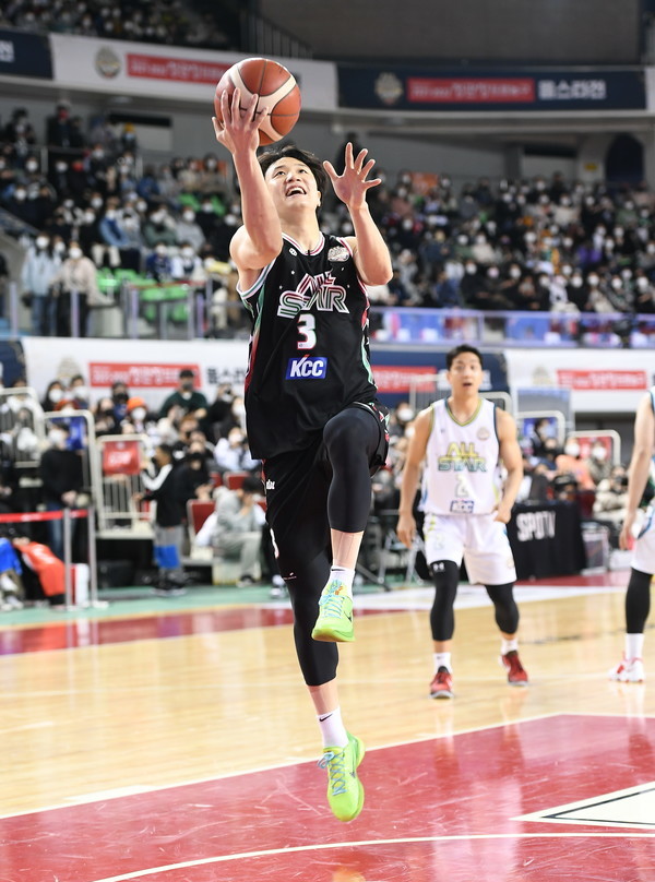 허훈과 허웅, 올스타 유니폼 경매서 1위와 2위 차지, 선수들의 높은 인기 입증