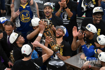 [NBA FINALS] 우승 후 감격의 눈물 쏟은 커리, 생애 첫 파이널 MVP 등극