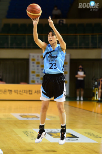 [22박신자컵] '10+ 득점 4명' 신한은행, U-18 대표팀 꺾고 대회 첫 승