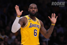 벽돌 공장 차린 LAL, 르브론 어깨만 무겁다