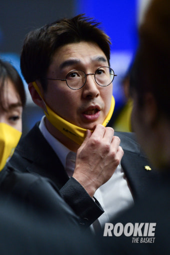 [포토] 김완수 감독 '집중해야해'