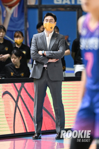 [포토] 김완수 감독 '연패를 끊어야해'