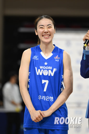 [포토] 승리는 박혜진을 웃게 만든다