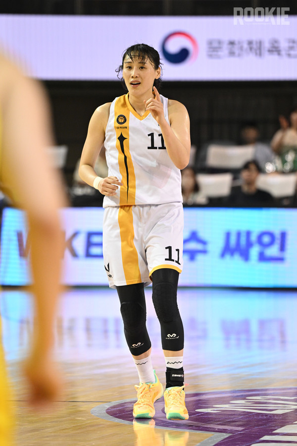 KB국민은행, 박신자컵 A조 두 번째 경기에서 히타치에 77-65 승리! 국가대표 강이슬의 33점 활약 기록