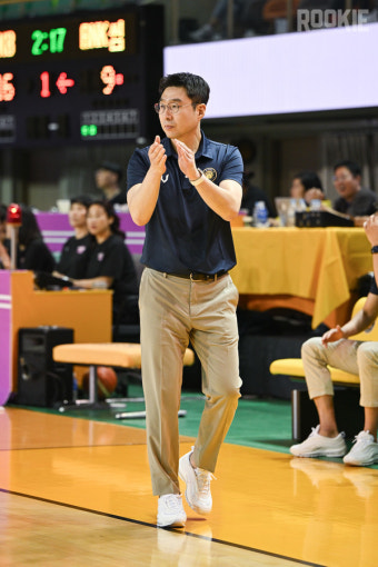 [23 박신자컵] 최고의 생일선물 받은 김완수 감독 