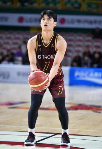 전성현 뒤이을 대형 슈터 유망주, 데뷔 후 최고 활약 펼쳤다... 3점슛 6개 폭발