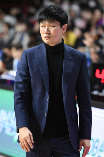 '10연패 터널 탈출' 한국가스공사 강혁 감독대행 