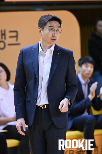 [포토] 김완수 감독 '이기면 단독 1위다'