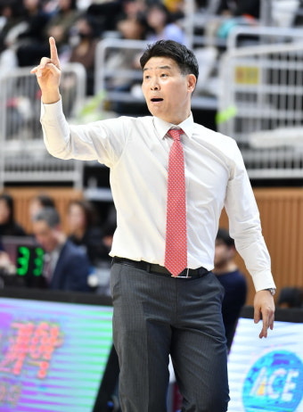 '3연승' LG 조상현 감독 