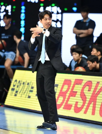 '첫 승 어렵네!' 소노 김태술 감독 