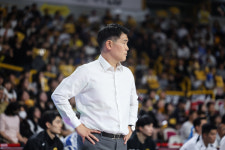 예쁩니다 상대 에이스 수비→쏠쏠한 3점슛까지! 성장하는 영건 최형찬 향한 조상현 감독의 극찬