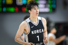 '갈 길이 멀다' 이현중 분투한 대표팀, 외국 선수 2명 동시 가동한 정관장에 완패... 1순위 문유현-불꽃슈터 전성현 활약