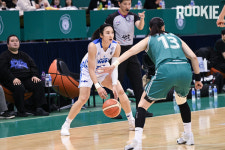 4Q 박소희 대폭발! 하나은행, 홈에서 우리은행 제압하고 연패 마감... 김정은 601번째 경기 승리 자축까지
