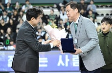 원주 DB 이흥섭 단장, 만원 관중 앞에서 원주 명예시민 됐다