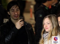 [포토] 아만다 사이프리드, 남자 친구와 셀카 놀이