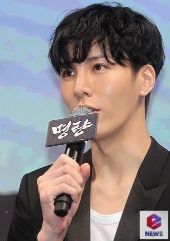 노민우, 미운 우리 새끼 출연으로 화제! 인기 강타, 자기애 끝판왕 등장에 이목 집중. 특별한 러브스토리 폭로, 관심 집중!